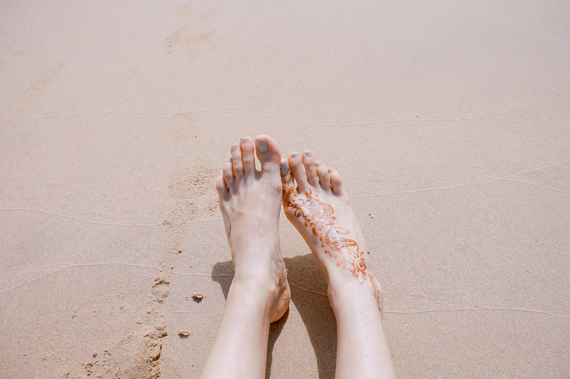 Barefoot,Leg,Hand